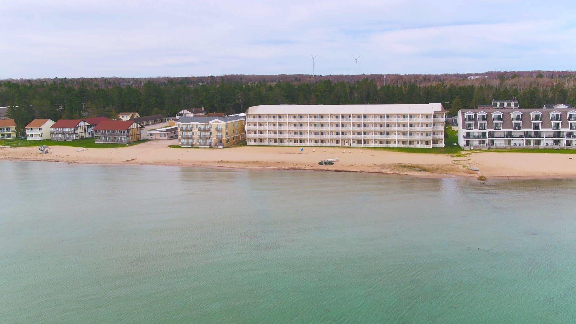 Mackinaw Beach And Bay Inn & Suites Mackinaw City Exterior foto